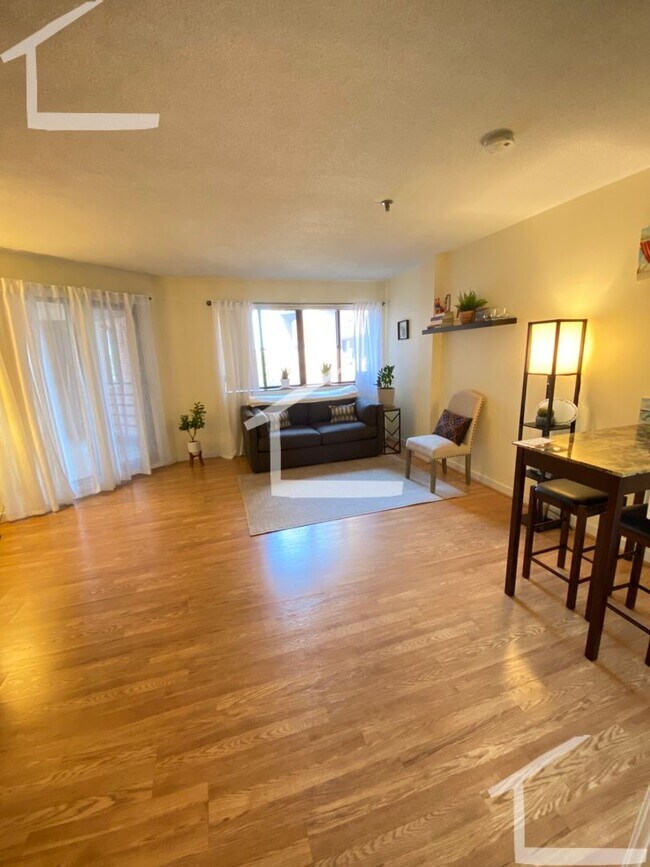 Photo - Great Apt in Convenient Area with 1 parkin...
