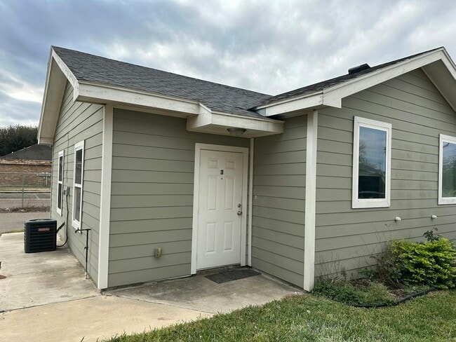 Building Photo - 1308 Quitaca Dr