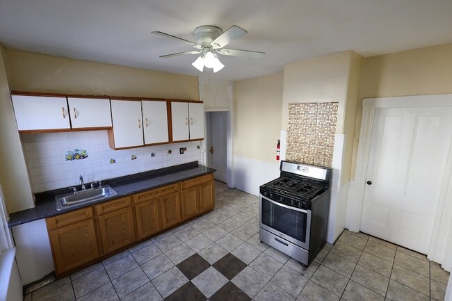 Building Photo - 37 Clarkson St Unit 1