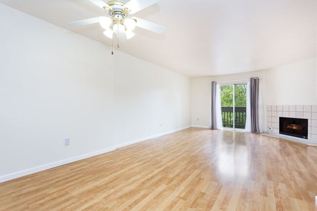 Building Photo - Traditional Townhome with Garage!