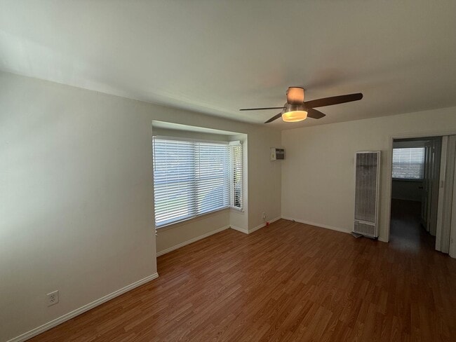 1820 N Hollywood Way Unidad 1820 N Hollywood Way
