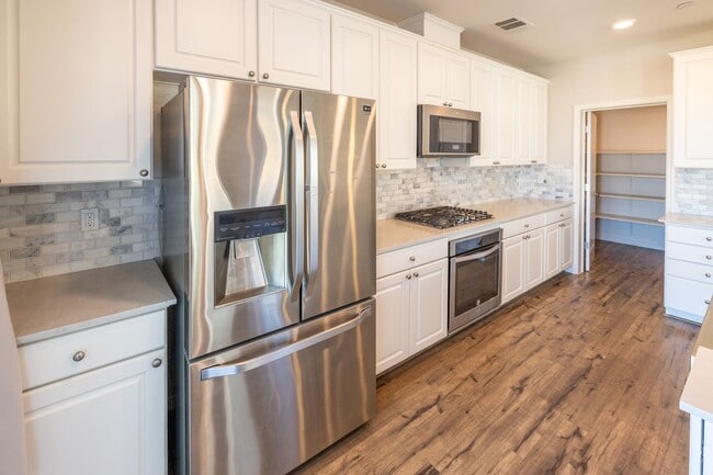 Photo - Beautiful two bedroom on Communication Hil... Unidad 2