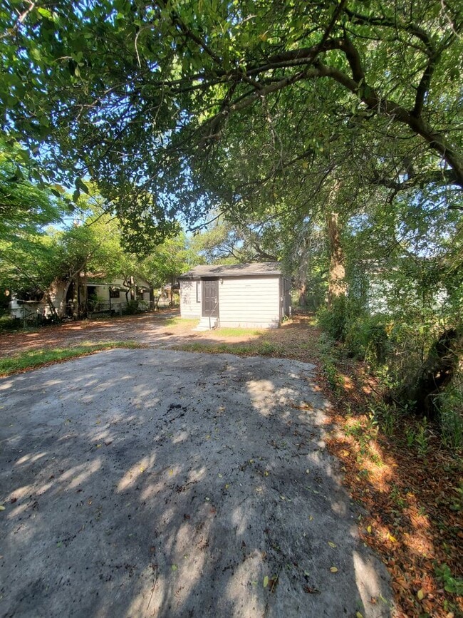 Photo - Cute & Cozy 2 Bedroom Cottage in Tampa $1550 Move in July 1 2026