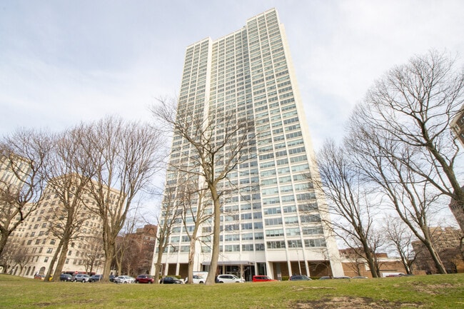 Building Photo - 1700 E 56th St