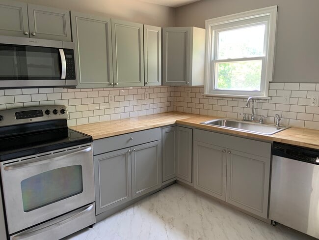 Brand new kitchen - 2050 New Linden Rd