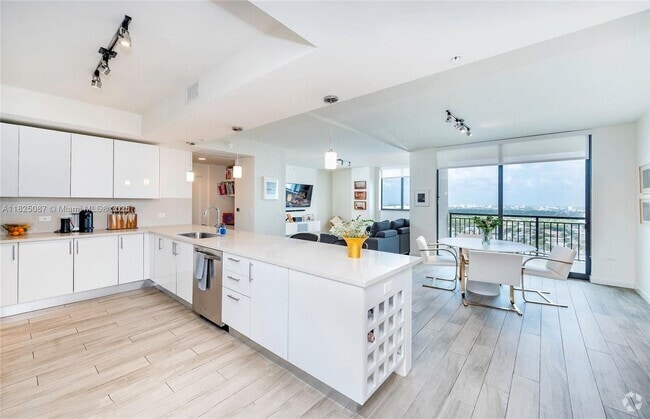 Building Photo - 999 SW 1st Ave Rental