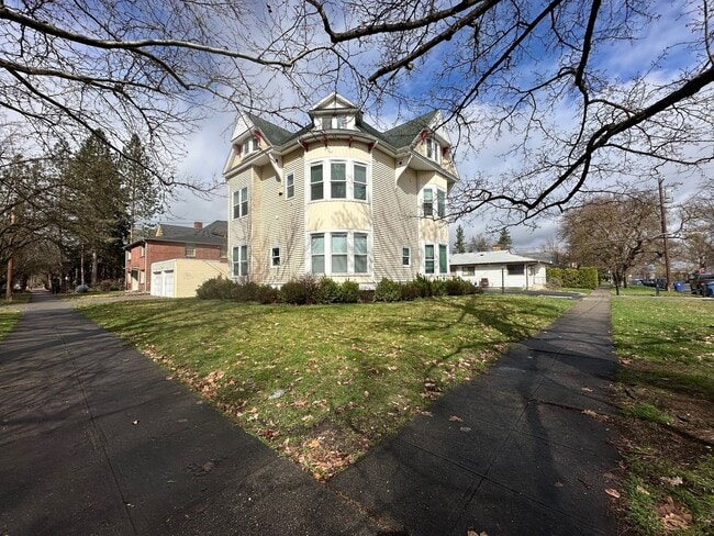 Building Photo - L986 Unit 02