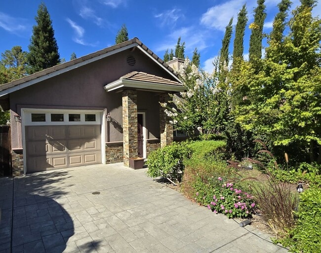 Building Photo - Wedgewood Unit House