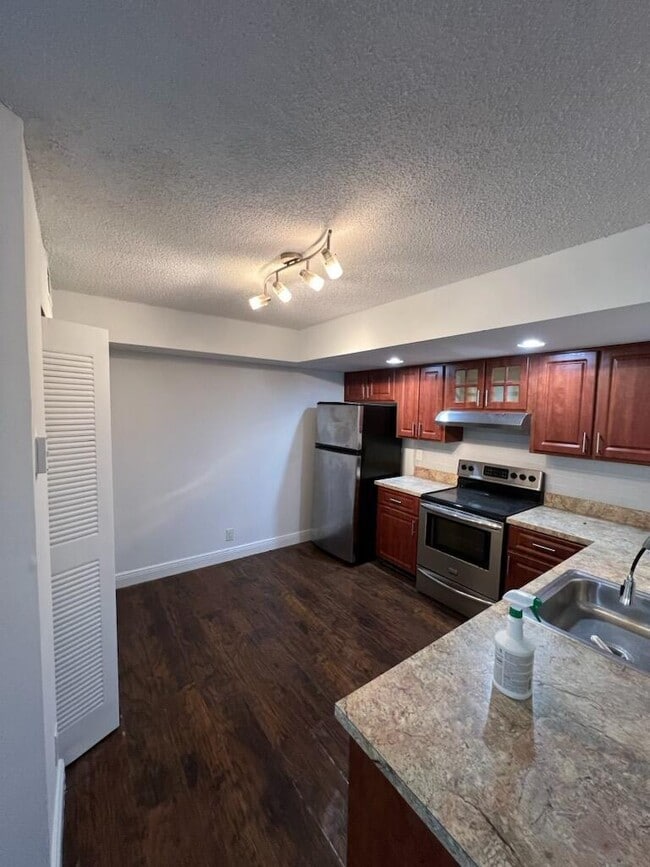 Building Photo - 5721 Riverside Dr Unit 102b5