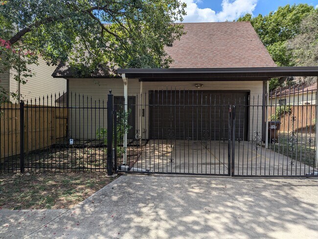 Private Gated Access - 7017 Jefferson Ridge Dr Unit Private Guest House #1