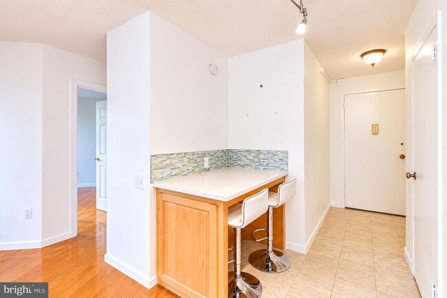 Building Photo - 1420 Locust St Unit 8B