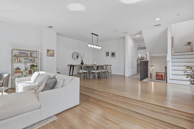 Photo - 5515 Venice St