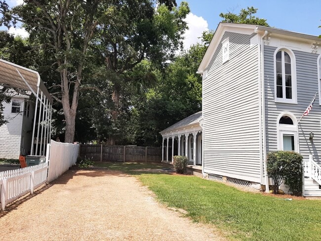 Photo - 104 N Cedar St