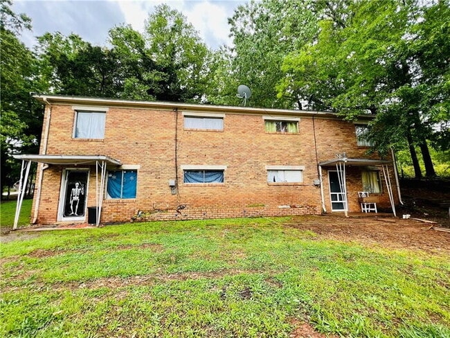 Building Photo - "Charming 2-Bedroom Retreat in Abbeville – Ideal Comfort and Convenience Await!"