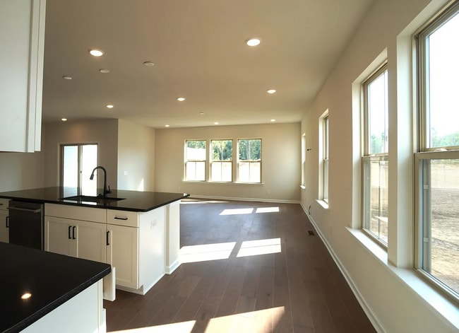 Photo - 612 America Dr