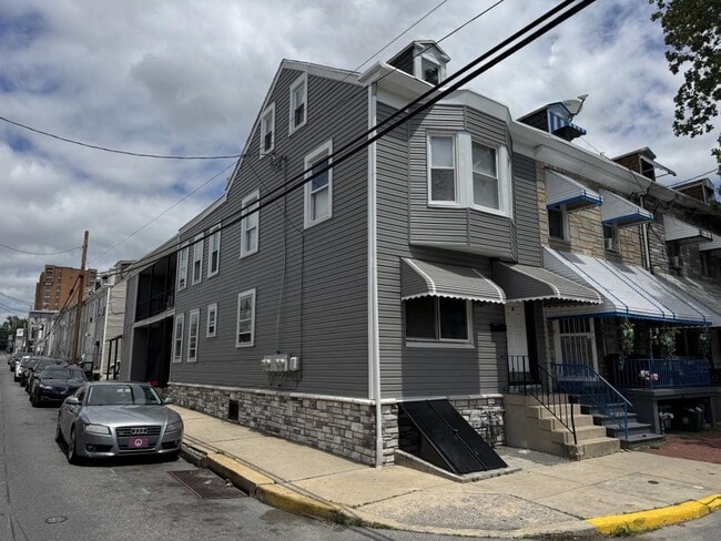 Building Photo - 1031 Spruce St