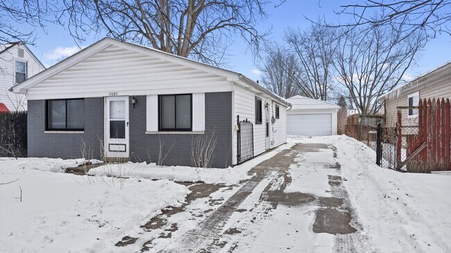 Photo - 15285 Buck St