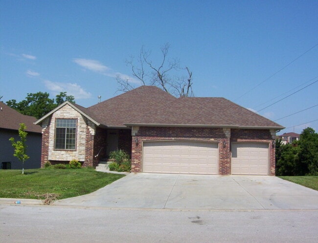 Building Photo - Beautiful 5 bedroom walkout basement house!!