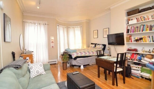 Building Photo - 3 St Charles St Unit 3