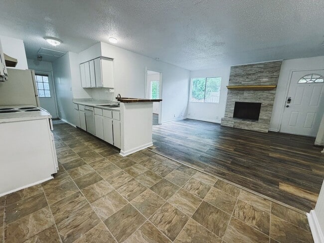 Photo - 9906 Hundred Oaks Cir Unidad B