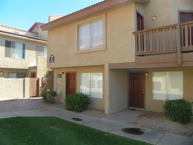 Building Photo - 3 Bedroom Townhome - Small Private Patio- ...