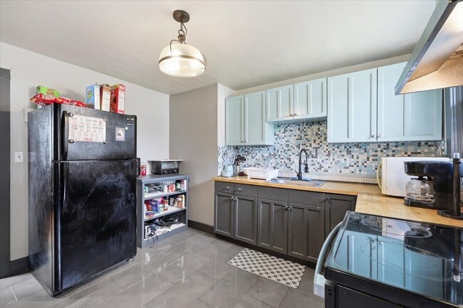 Lots of space in this kitchen