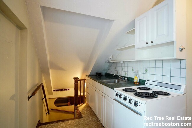 Building Photo - 24 Oak Square Ave Unit 1