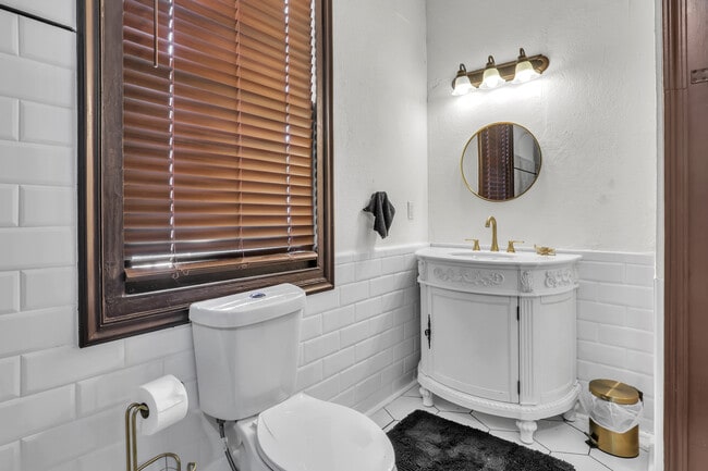 Room 1 Privet Full Bathroom - 51 E 4th St Unit Room 1 In A Shared House
