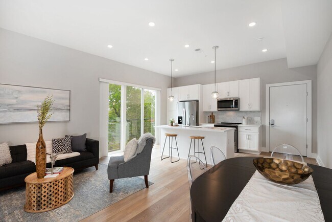 Photo - Washington Court (52 W)