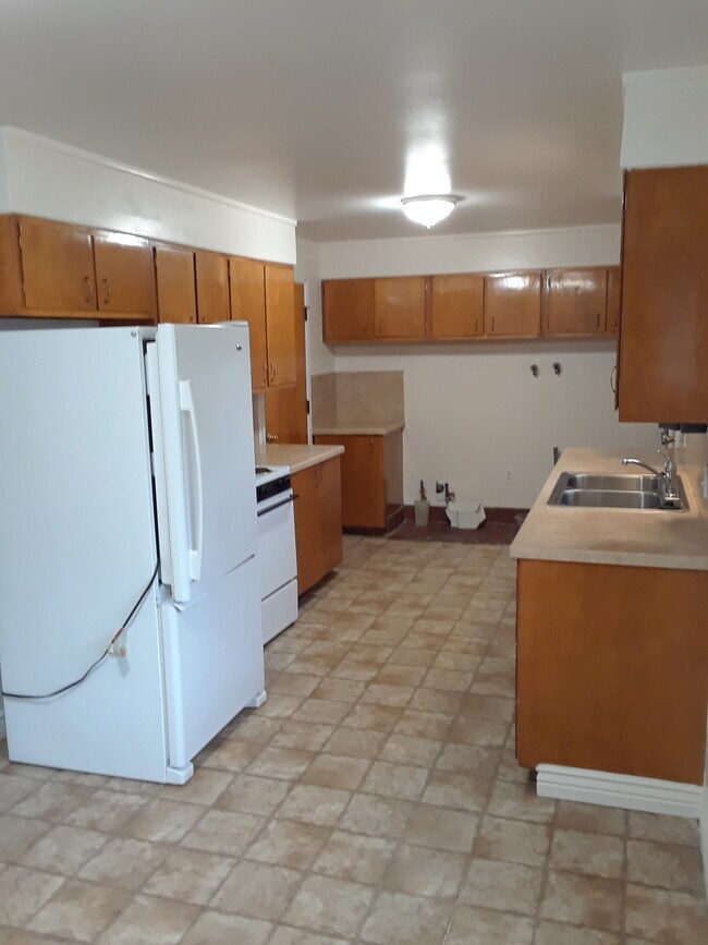 kitchen w/ washer dryer (electric) hookups