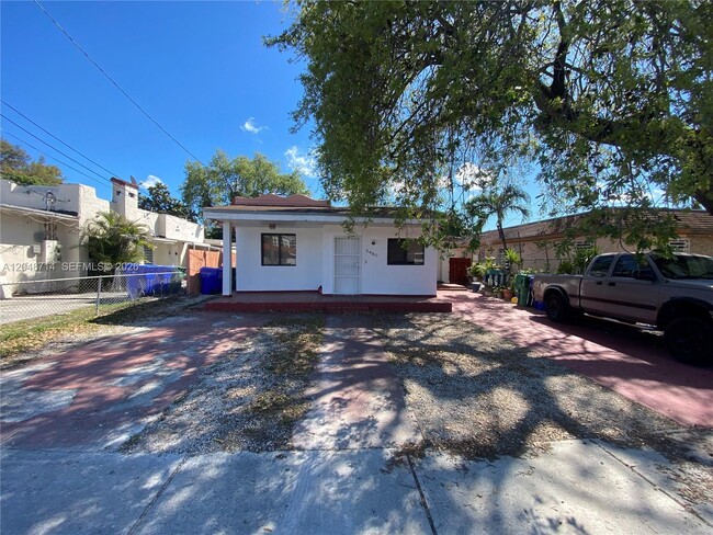 Building Photo - 2460 NW 15th St Unit 4