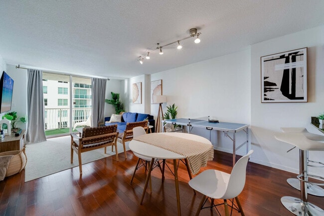 Photo - 1 SE 12th St Unidad FL17-ID1373699P