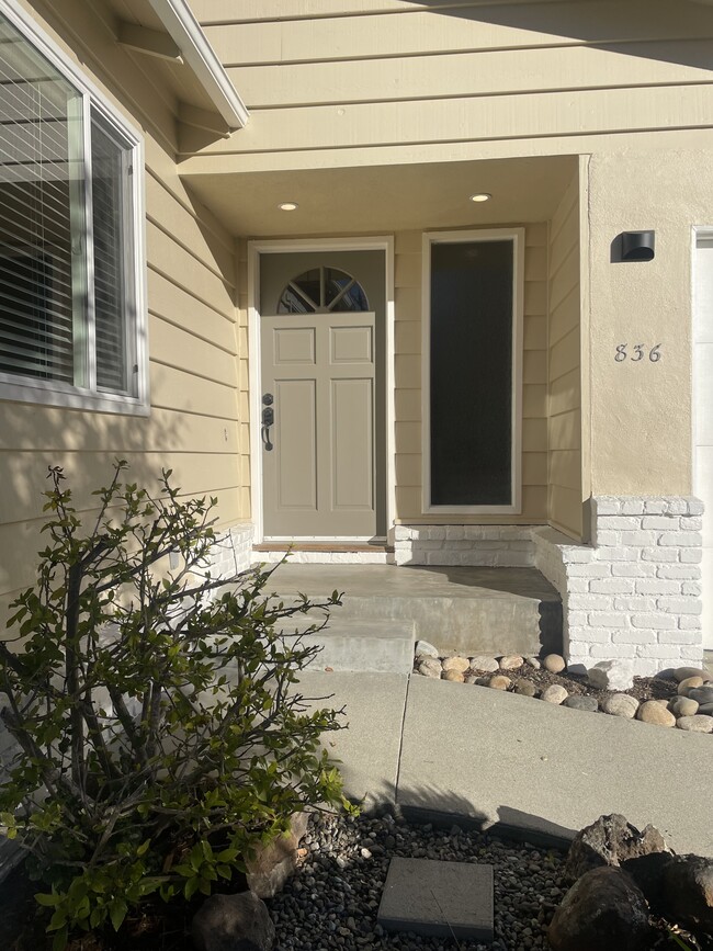 Front entrance - 836 Seacliff Dr House