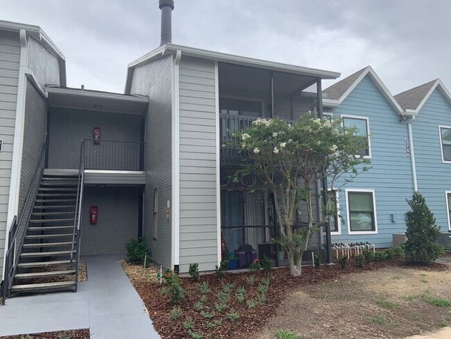 Building Photo - LIKE NEW!!!! Wonderful 2/1 Condo with Fireplace - Available NOW!