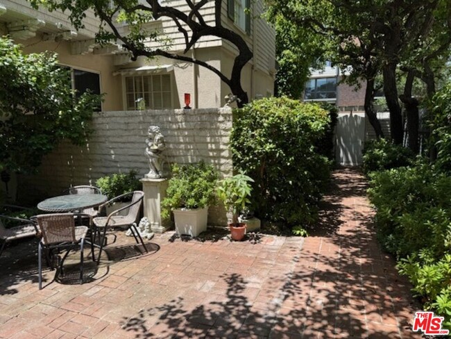 Photo - 222 S Spalding Dr Apartamento
