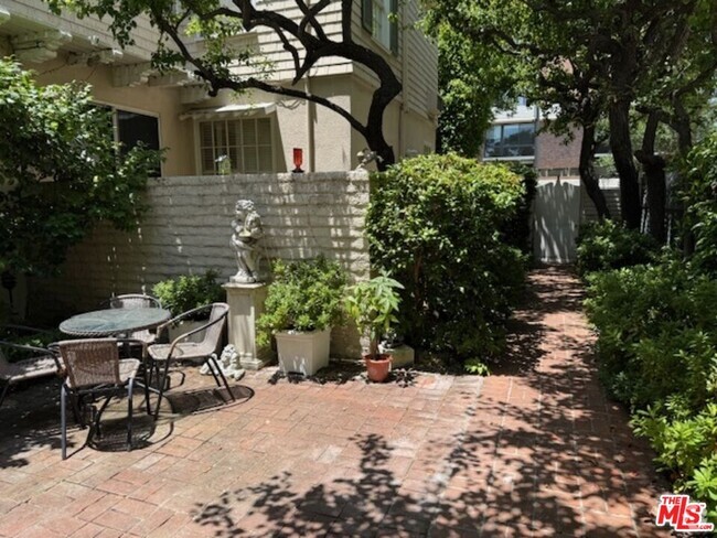 Building Photo - 222 S Spalding Dr Rental