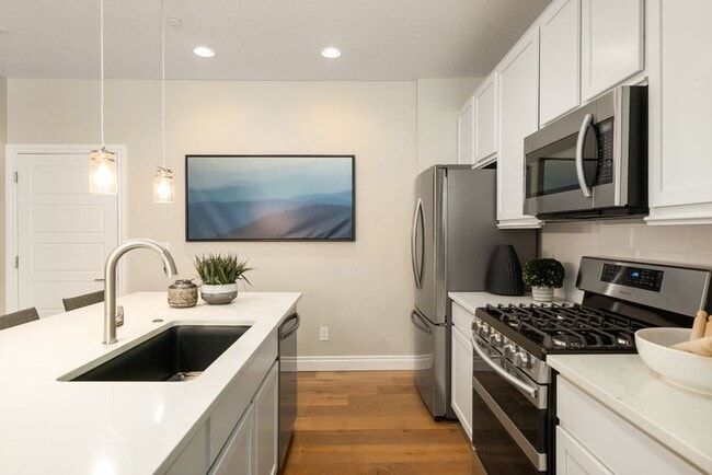 Building Photo - Beautiful 2-story modern townhome available for rent in booming Interquest & Voyager area