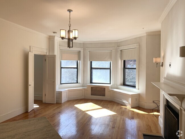 Building Photo - 247 Newbury St Unit 2F Rental