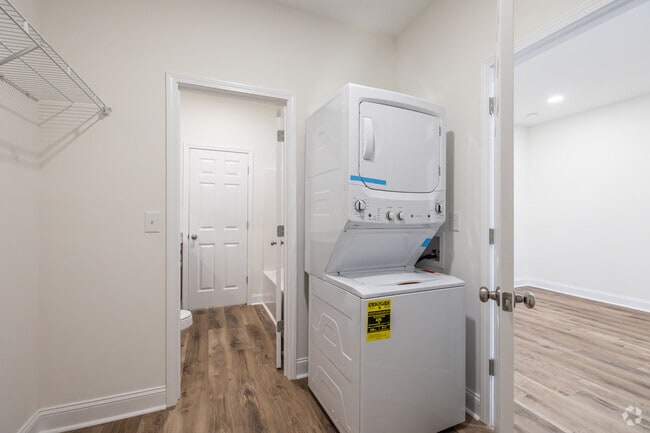 1BR, 1BA - 700SF - Walk-in Closet & Laundry