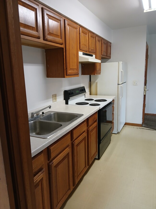 Building Photo - 302 Railroad St Unit #1