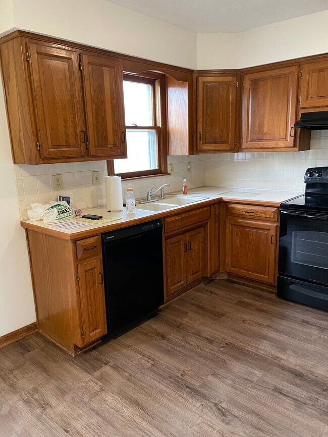 Kitchen - 13854 S Darnell St