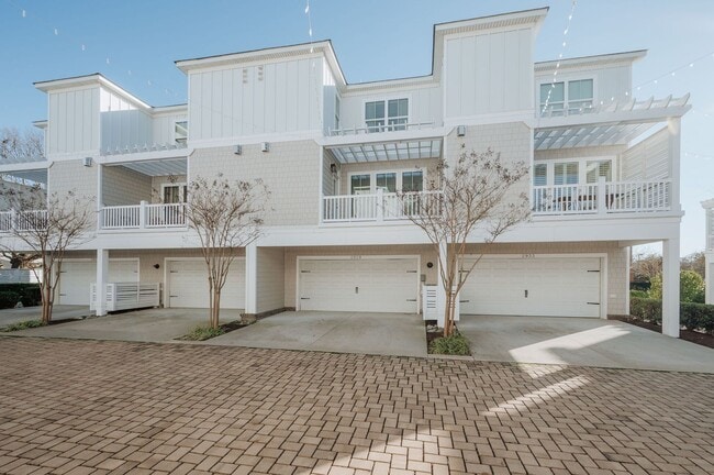 Building Photo - 3BD/3.5BA Immaculate Condo at the Oceanfront!
