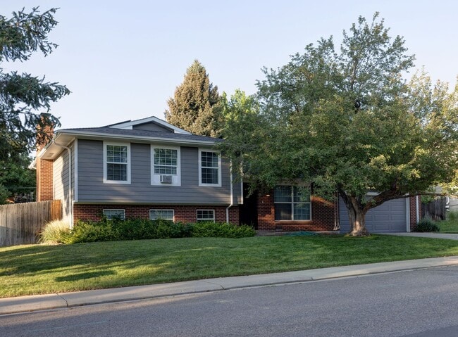 Spacious 4-Bedroom Home with Private Backy... - Spacious 4-Bedroom Home with Private Backy...
