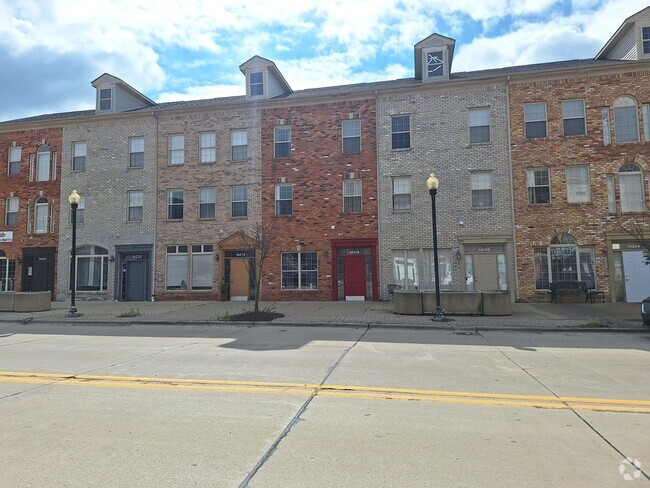 Building Photo - Amazing Shelby Twp Townhome