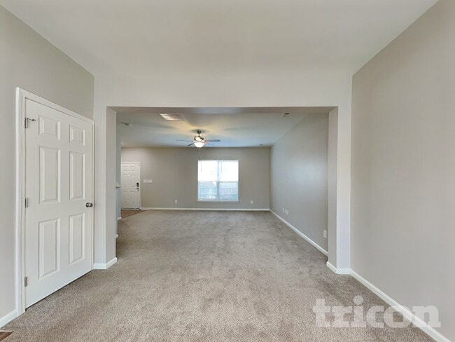 Photo - 2092 Roscommon Dr