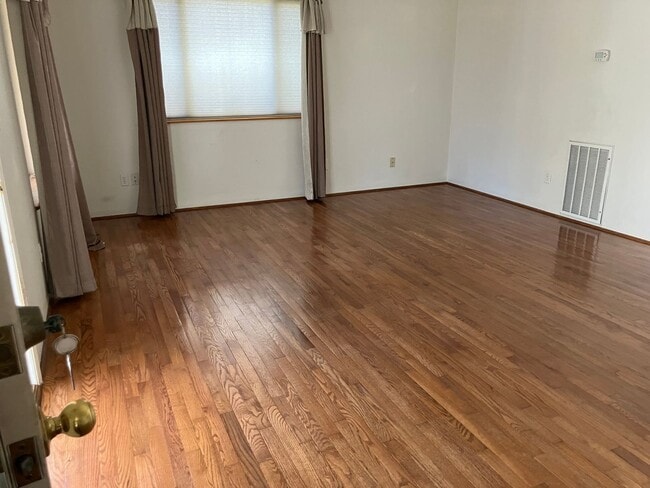 Building Photo - 2 BEDROOM, 2 BATH CONDO FOR RENT