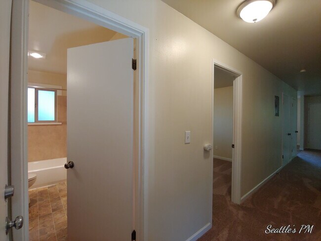 Photo - Spacious Top Floor 2 Bedroom Apt with Parking-Minutes from Alki Unidad 4