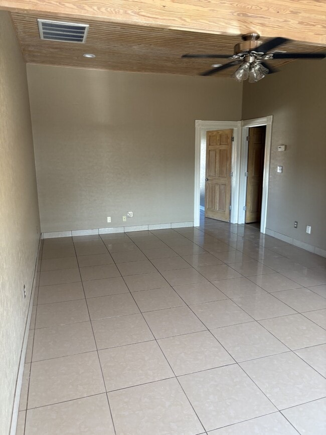 Photo - 1116 Lakeshore Dr Unit Apartments