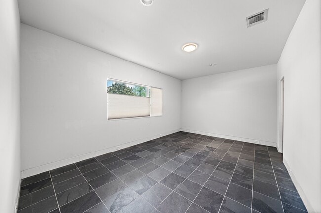 Photo - 105 Willard St