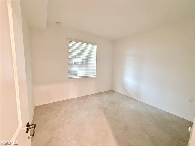 Building Photo - 15285 Grn Acrs Ave Unit 415